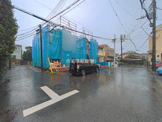 前面道路を含めた現地写真です。