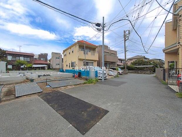前面道路を含めた現地写真です。