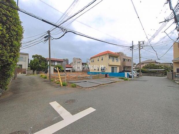 前面道路を含めた現地写真です。