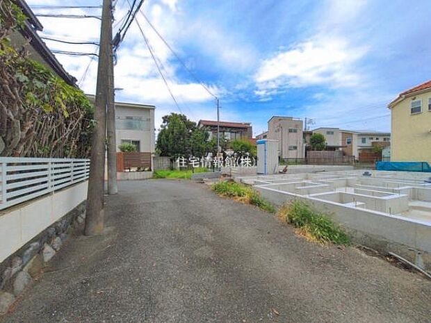 前面道路を含めた現地写真です。