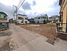 外観：前面道路を含めた現地写真です。