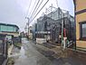 外観：前面道路を含めた現地写真です。