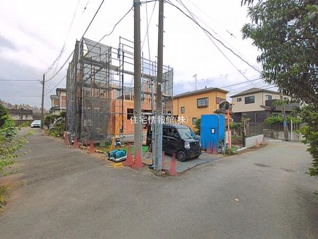 前面道路を含めた現地写真です。