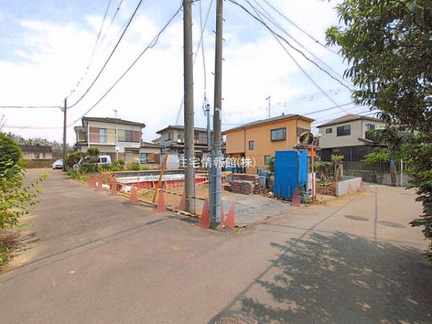 前面道路を含めた現地写真です。