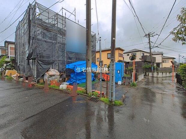 前面道路を含めた現地写真です。