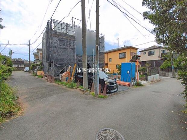 前面道路を含めた現地写真です。