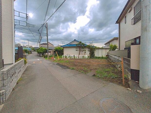 前面道路を含めた現地写真です。