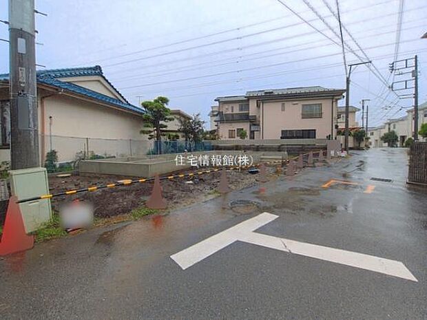 前面道路を含めた現地写真です。