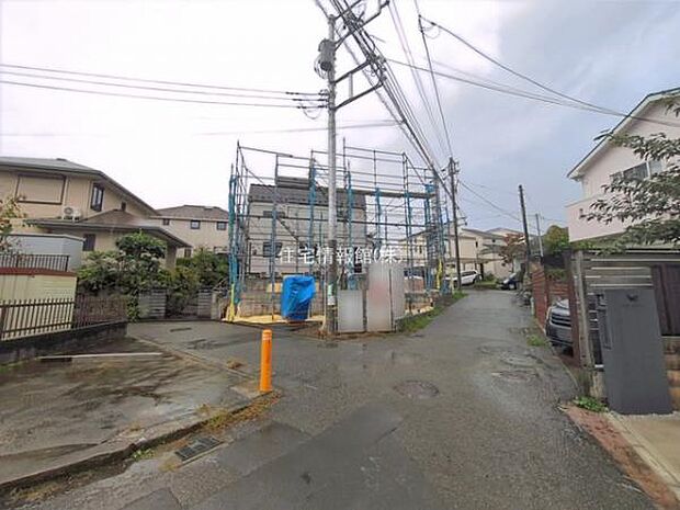 前面道路を含めた現地写真です。