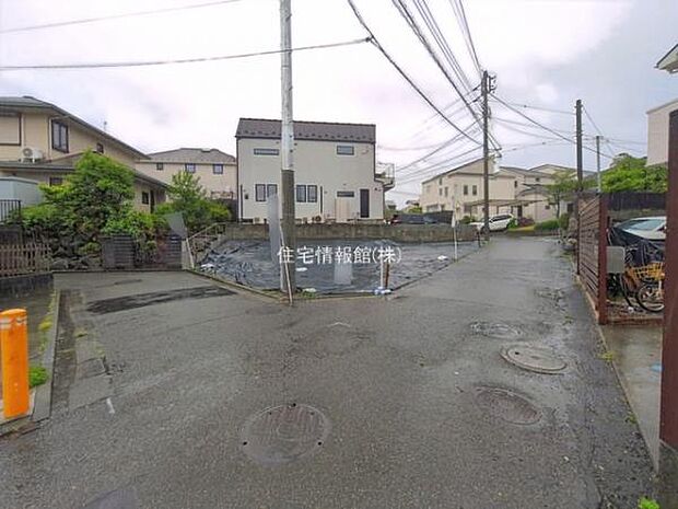 前面道路を含めた現地写真です。