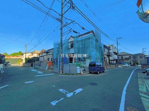 前面道路を含めた現地写真です。