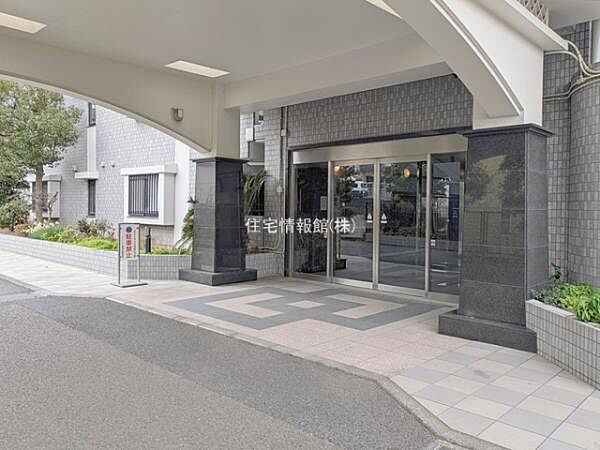 ゆったりとした印象のエントランスです。