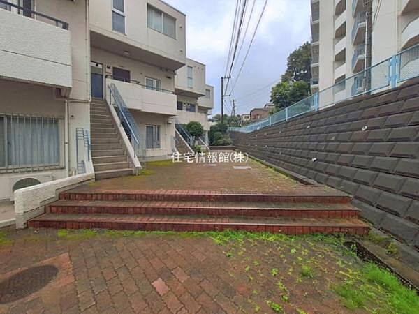 ゆったりとした印象のエントランスです。