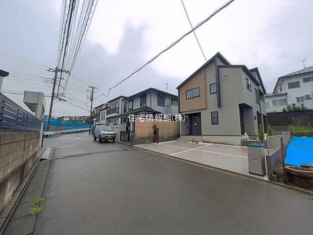 前面道路を含めた現地写真です。
