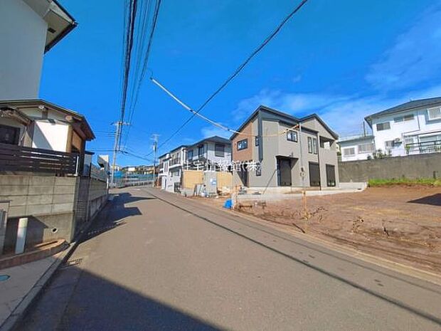 前面道路を含めた現地写真です。