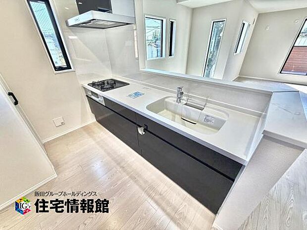 リビングが見渡せ、料理中も会話が弾む対面式キッチンです。
