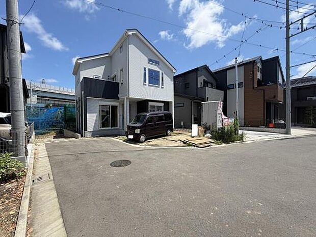 前面道路です。住宅地につき落ち着いた新生活を始められそうです。