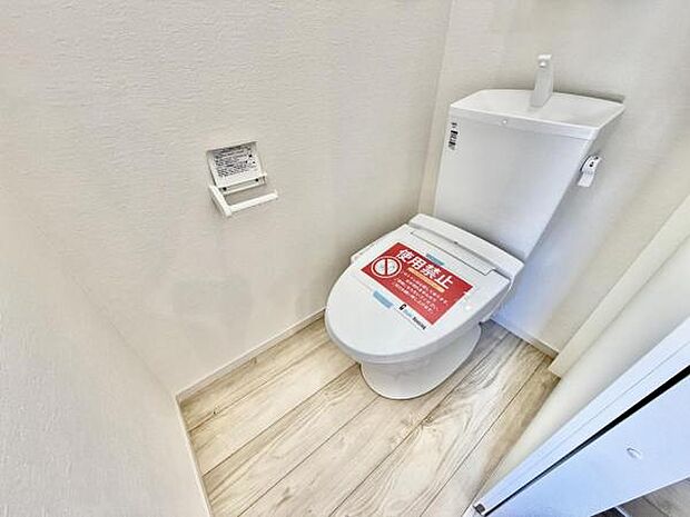 シャワー洗浄機能付のトイレは、清潔感が印象的な空間ですね。