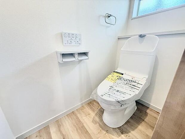 シャワー洗浄機能付のトイレは、清潔感が印象的な空間ですね。