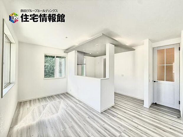 カウンターキッチン越しに会話も楽しめるダイニングキッチン。