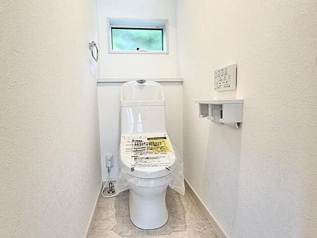 シャワー洗浄機能付のトイレは、清潔感が印象的な空間ですね。
