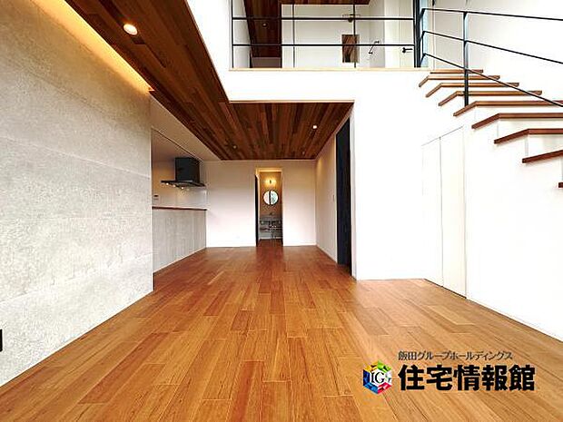 吹抜けがあり、圧倒的な開放感のリビングは約19.5帖ご家族皆さんでくつろげます。