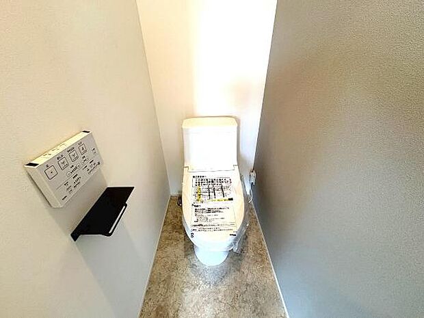 シャワー洗浄機能付のトイレは、清潔感が印象的な空間ですね。