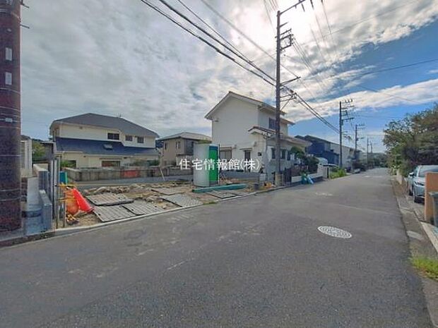 前面道路を含めた現地写真です。