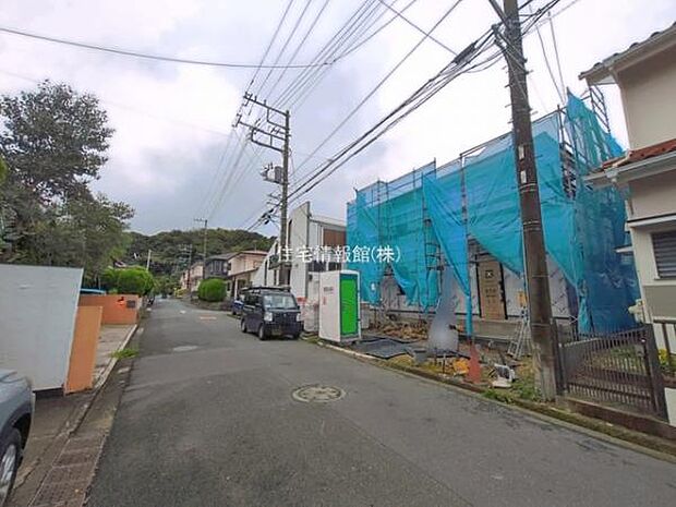 前面道路を含めた現地写真です。