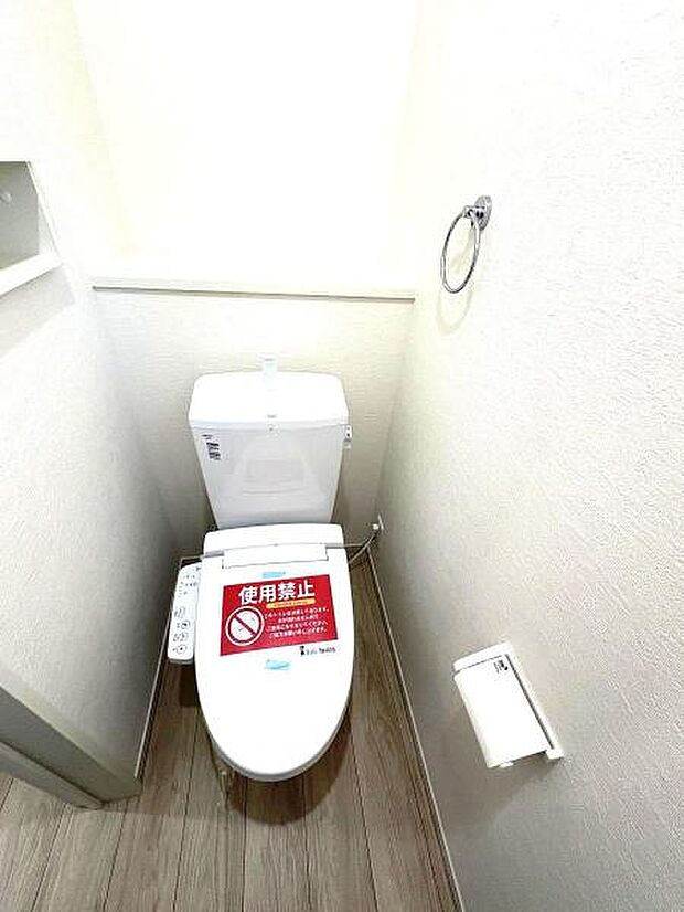 シャワー洗浄機能付のトイレは、清潔感が印象的な空間ですね。