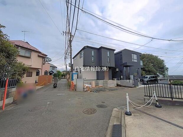 前面道路を含めた現地写真です。