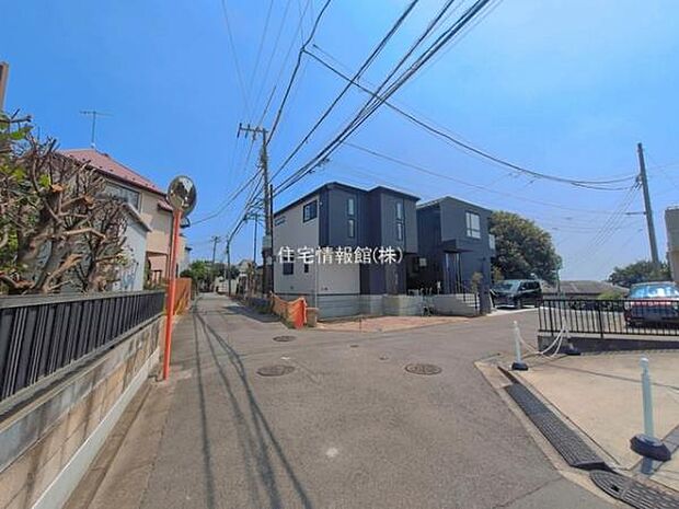 前面道路を含めた現地写真です。