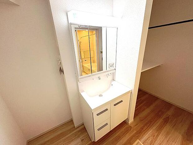 シャワー付き洗面化粧台です。手軽にシャンプーができ、お掃除もしやすいですね。
