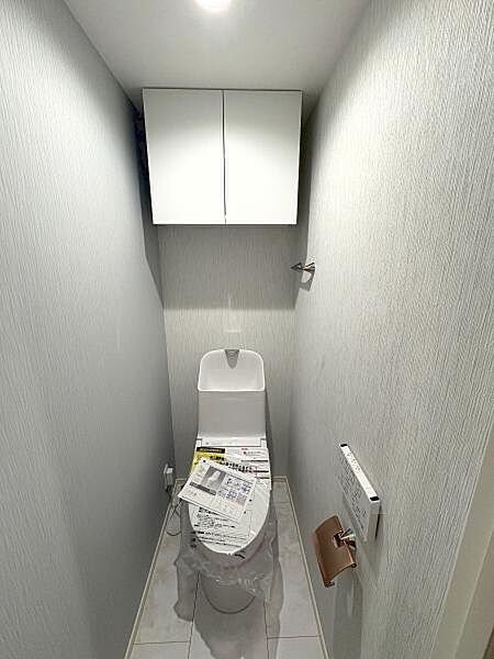 シャワー洗浄機能付のトイレは、清潔感が印象的な空間ですね。