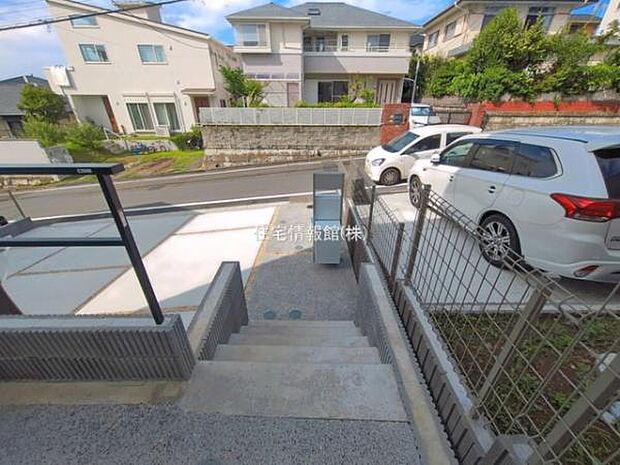 前面道路を含めた現地写真です。