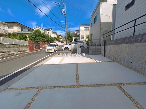 前面道路を含めた現地写真です。
