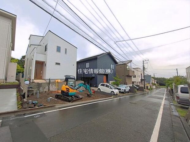 前面道路を含めた現地写真です。