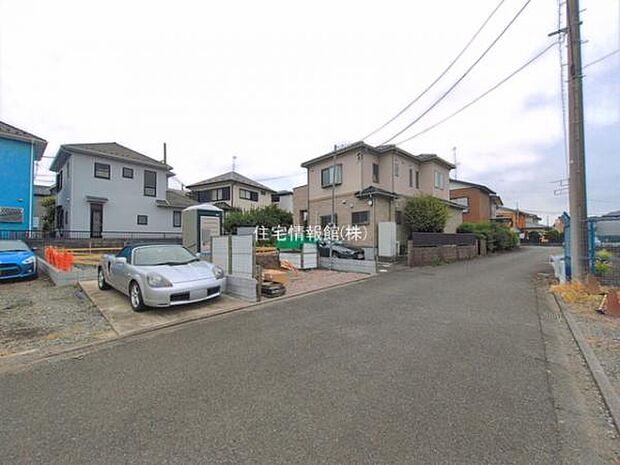 前面道路を含めた現地写真です。