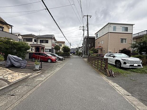 前面道路です。住宅地につき落ち着いた新生活を始められそうです。
