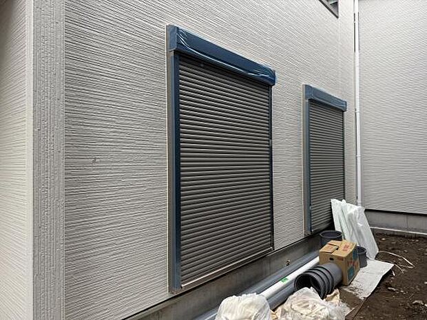 雨戸シャッター付きで、防災・防犯に心強いですね。