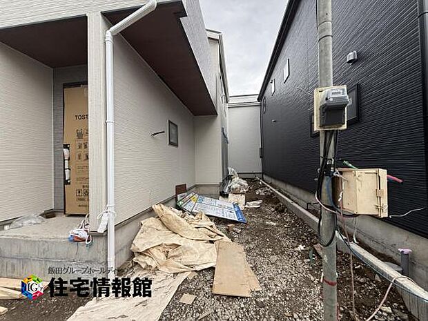 駐車場です。前面道路との高低差も少なく、スムーズに出入りできます。
