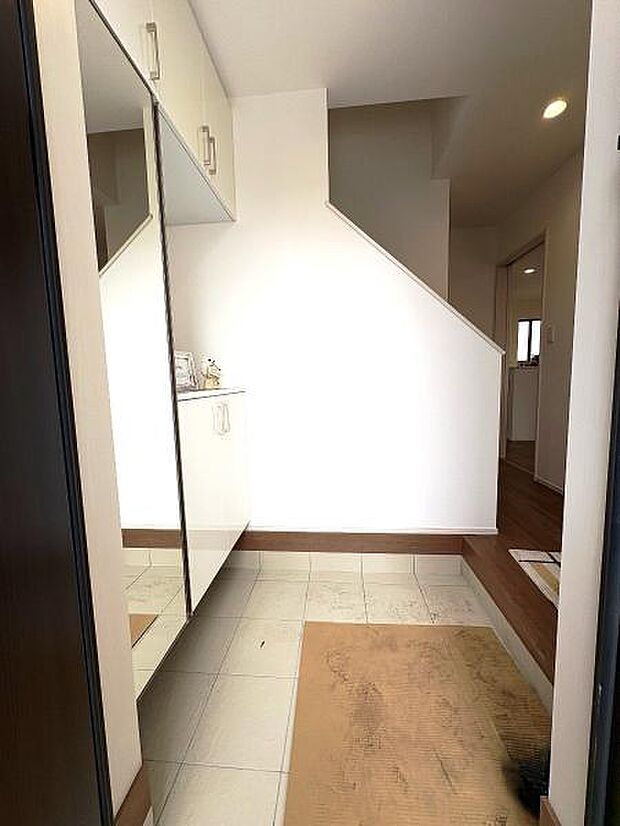 綺麗で明るい玄関でお客様をお迎えいただけます。