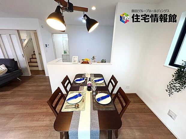 カウンターキッチン越しに会話も楽しめるダイニングキッチン。