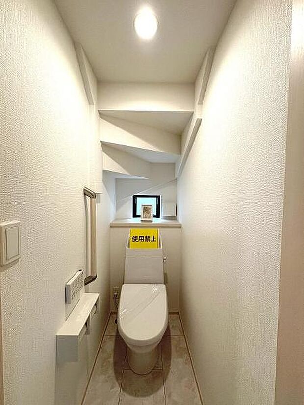シャワー洗浄機能付のトイレは、清潔感が印象的な空間ですね。