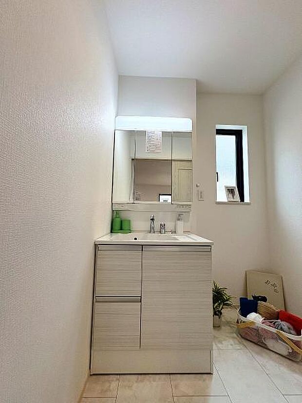 シャワー付き洗面化粧台です。手軽にシャンプーができ、お掃除もしやすいですね。