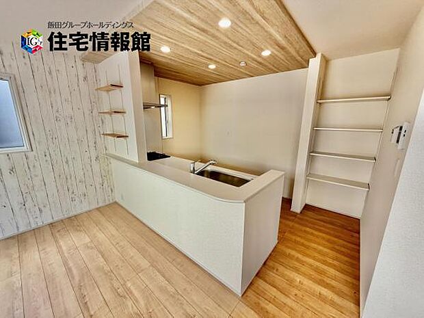 カウンターキッチン越しに会話も楽しめるダイニングキッチン。