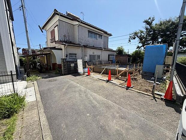 前面道路を含めた現地写真です。