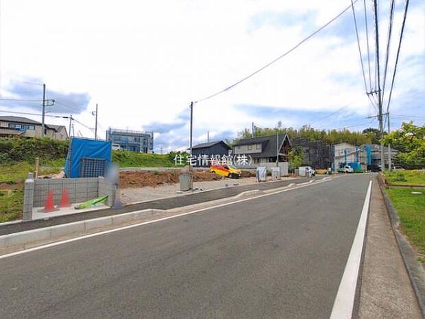 前面道路を含めた現地写真です。