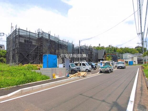 前面道路を含めた現地写真です。