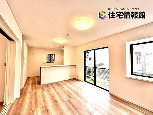キッチン正面にダイニングセットを配置することで、配膳もスムーズに。調理中も会話を楽しめます。